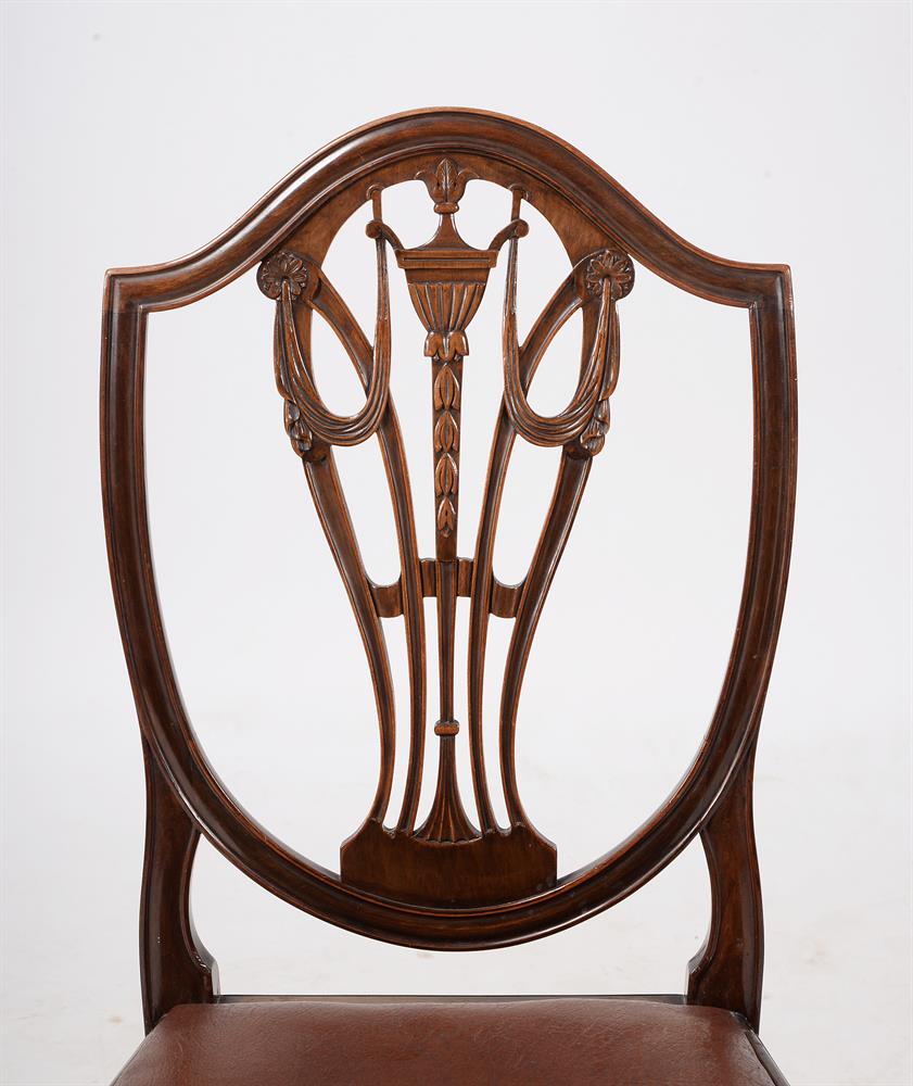 A HARLEQUIN SET OF TWELVE MAHOGANY DINING CHAIRS, IN GEORGE III STYLE - Bild 4 aus 4