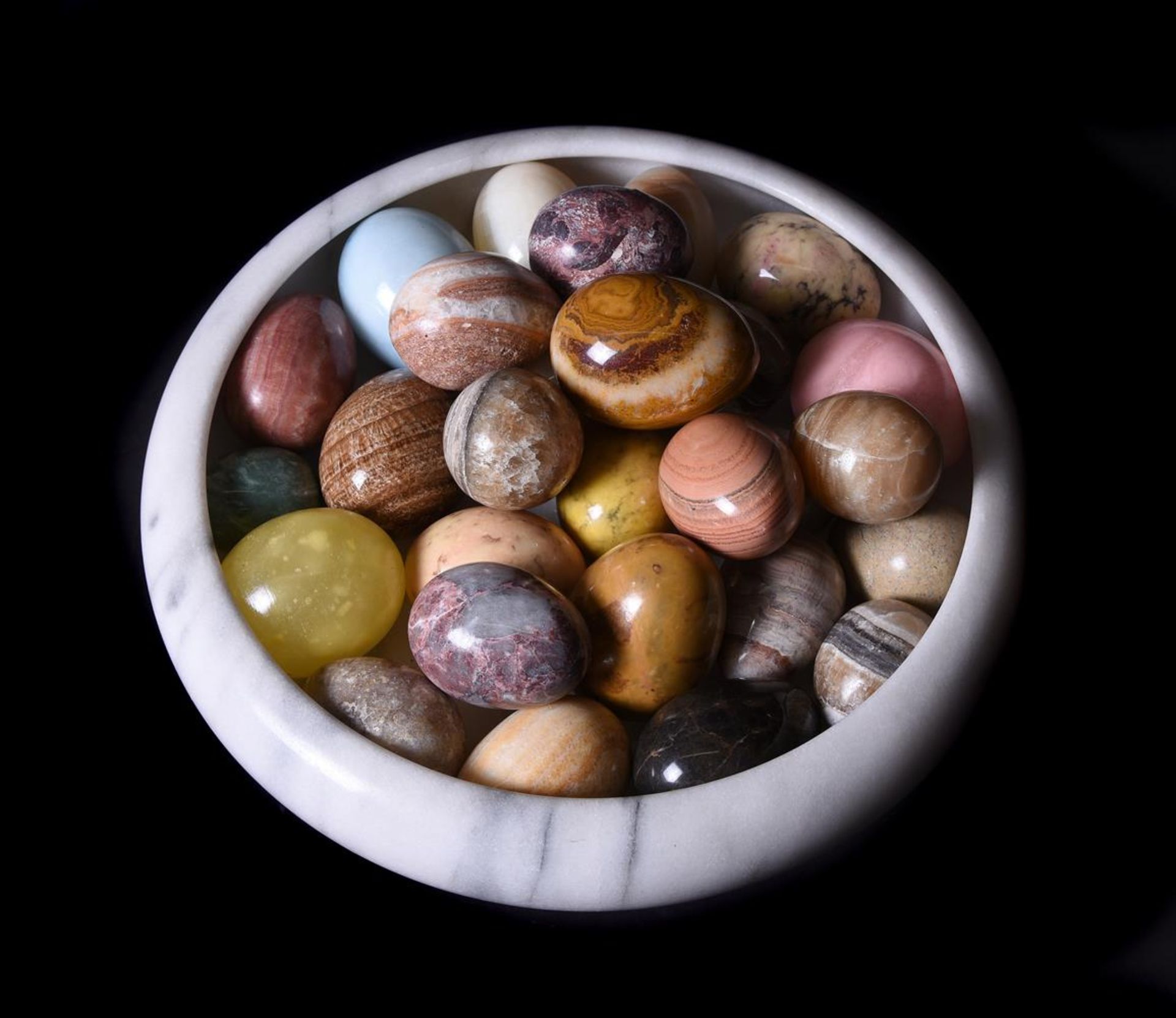 A GROUP OF TWENTY EIGHT VARIOUS SPECIMEN MARBLE AND ALABASTER MODELS OF EGGS - Bild 3 aus 3