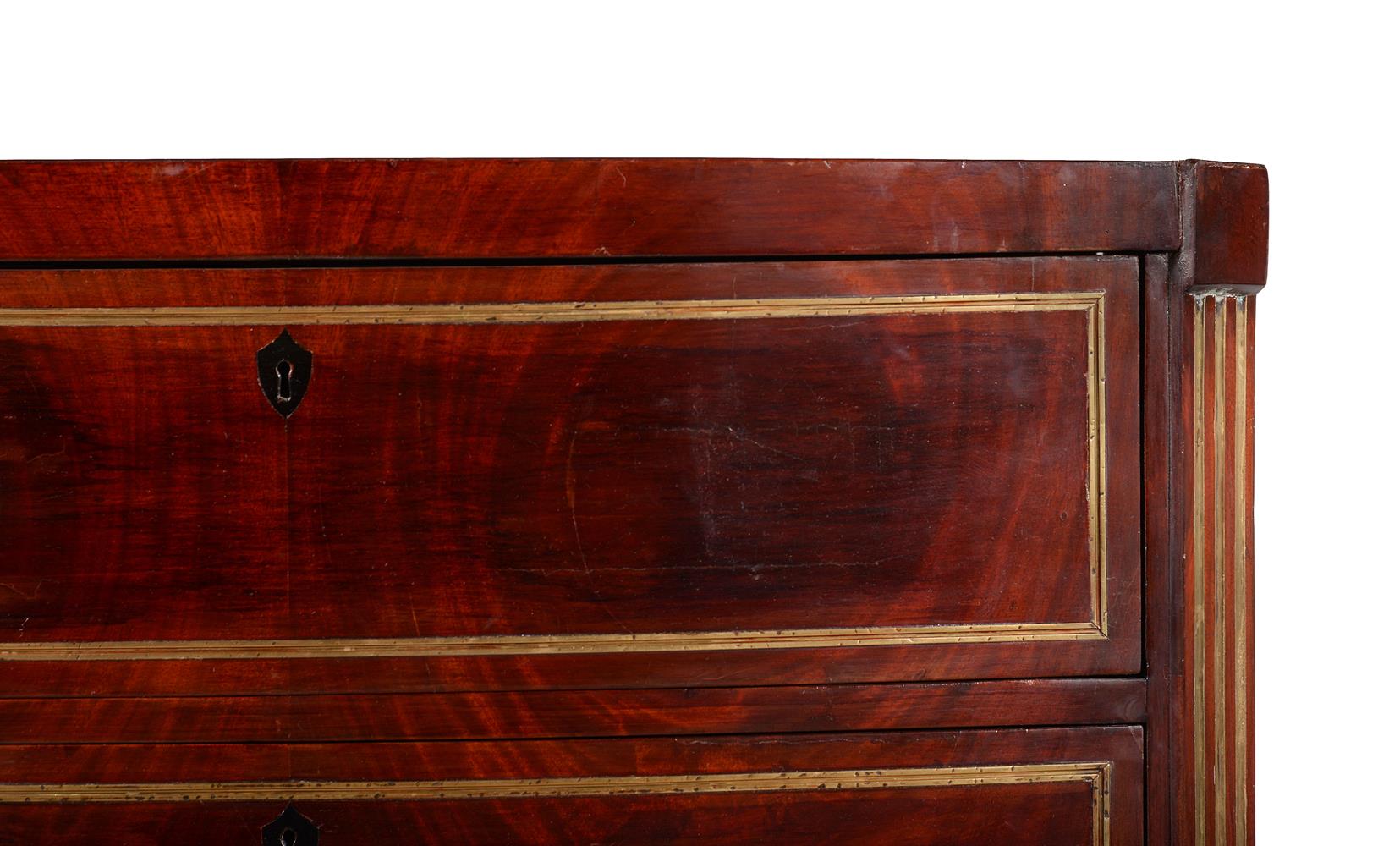 A CONTINENTAL MAHOGANY AND BRASS MOUNTED CHEST OF DRAWERS - Bild 2 aus 2