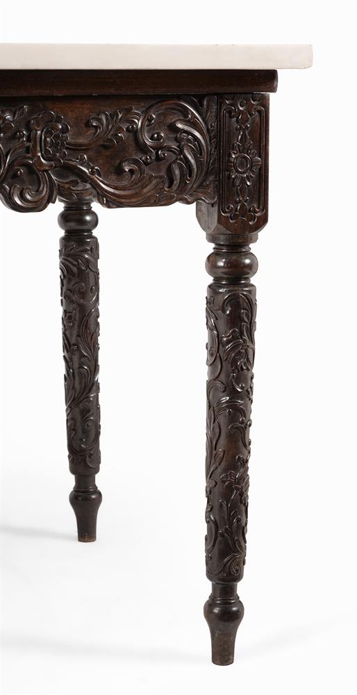 Y A PAIR OF ANGLO INDIAN EBONY CONSOLE TABLES WITH LATER MARBLE TOPS - Bild 2 aus 3