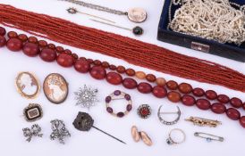 A SMALL COLLECTION OF ANTIQUE AND LATER JEWELLERY AND COSTUME JEWELLERY