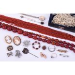 A SMALL COLLECTION OF ANTIQUE AND LATER JEWELLERY AND COSTUME JEWELLERY