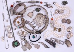 A COLLECTION OF SILVER AND SILVER COLOURED JEWELLERY