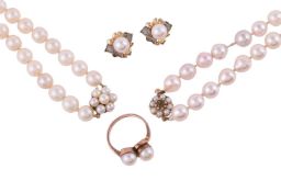 A SMALL COLLECTION OF CULTURED PEARL JEWELLERY