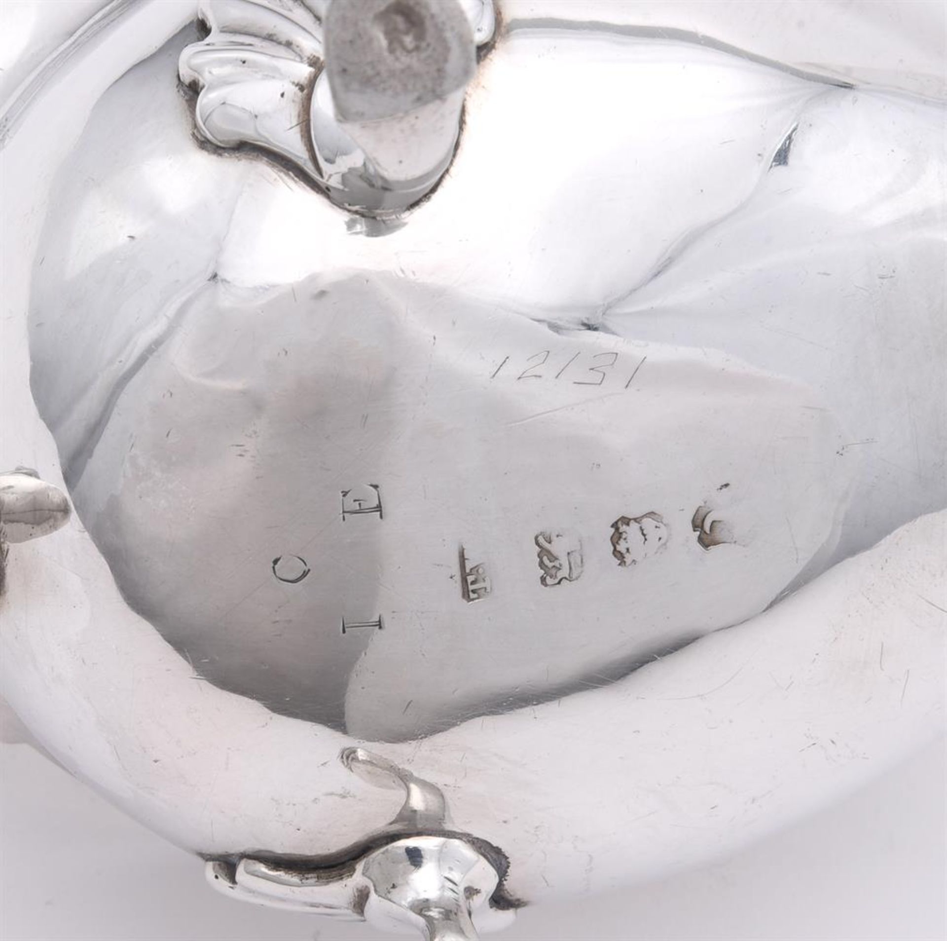 A PAIR OF GEORGE II SILVER SHAPED OVAL SAUCE BOATS - Image 3 of 3