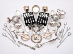 A COLLECTION OF SILVER, SILVER COLOURED AND ELECTRO-PLATED ITEMS