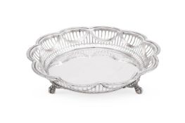 A SILVER SHAPED CIRCULAR FRUIT DISH, WALKER AND HALL