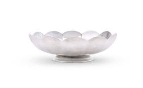 AN AMERICAN SILVER COLOURED SCALLOP SHAPED BOWL