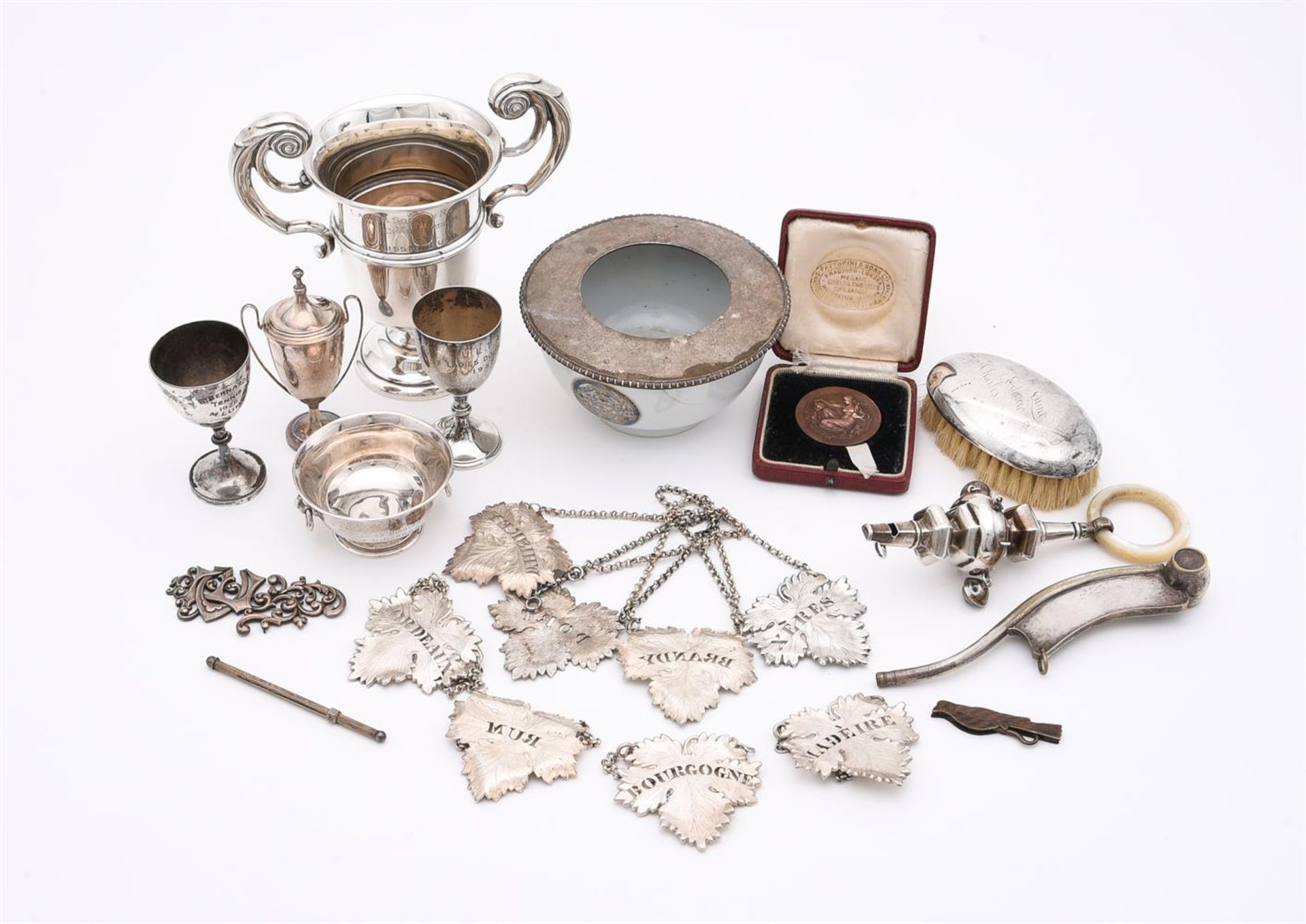 Y A COLLECTION OF SILVER ITEMS