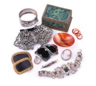 A COLLECTION OF ANTIQUE SILVER AND COSTUME JEWELLERY AND FURTHER ITEMS