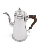 A SILVER TAPERING COFFEE POT, WILLIAM COMYNS & SONS LTD.