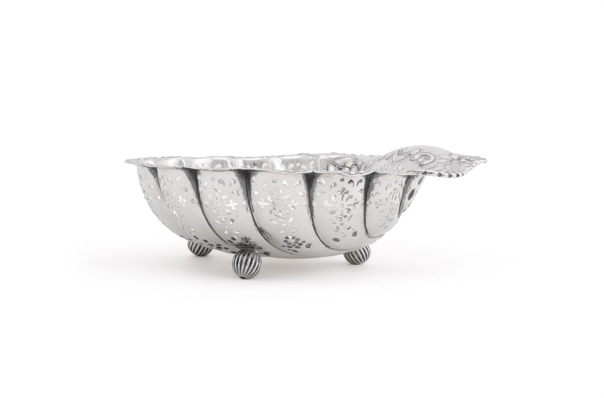 AN EDWARDIAN SILVER PIERCED AND EMBOSSED SHELL SHAPED DISH, ATKIN BROTHERS - Image 2 of 4