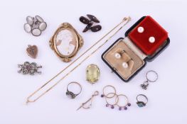 Y A SMALL COLLECTION OF VARIOUS ANTIQUE AND LATER JEWELLERY