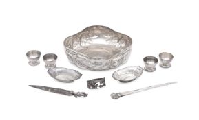 A COLLECTION OF SILVER AND SILVER COLOURED ITEMS