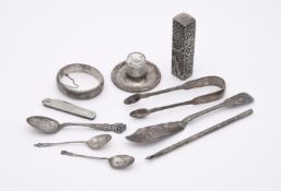 A COLLECTION OF SILVER AND SILVER COLOURED ITEMS