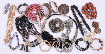 A COLLECTION OF COSTUME JEWELLERY