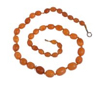 AN AMBER BEAD NECKLACE