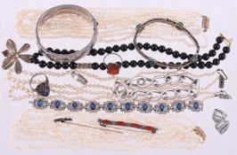 A SMALL COLLECTION OF SILVER COLOURED JEWELLERY AND COSTUME JEWELLERY