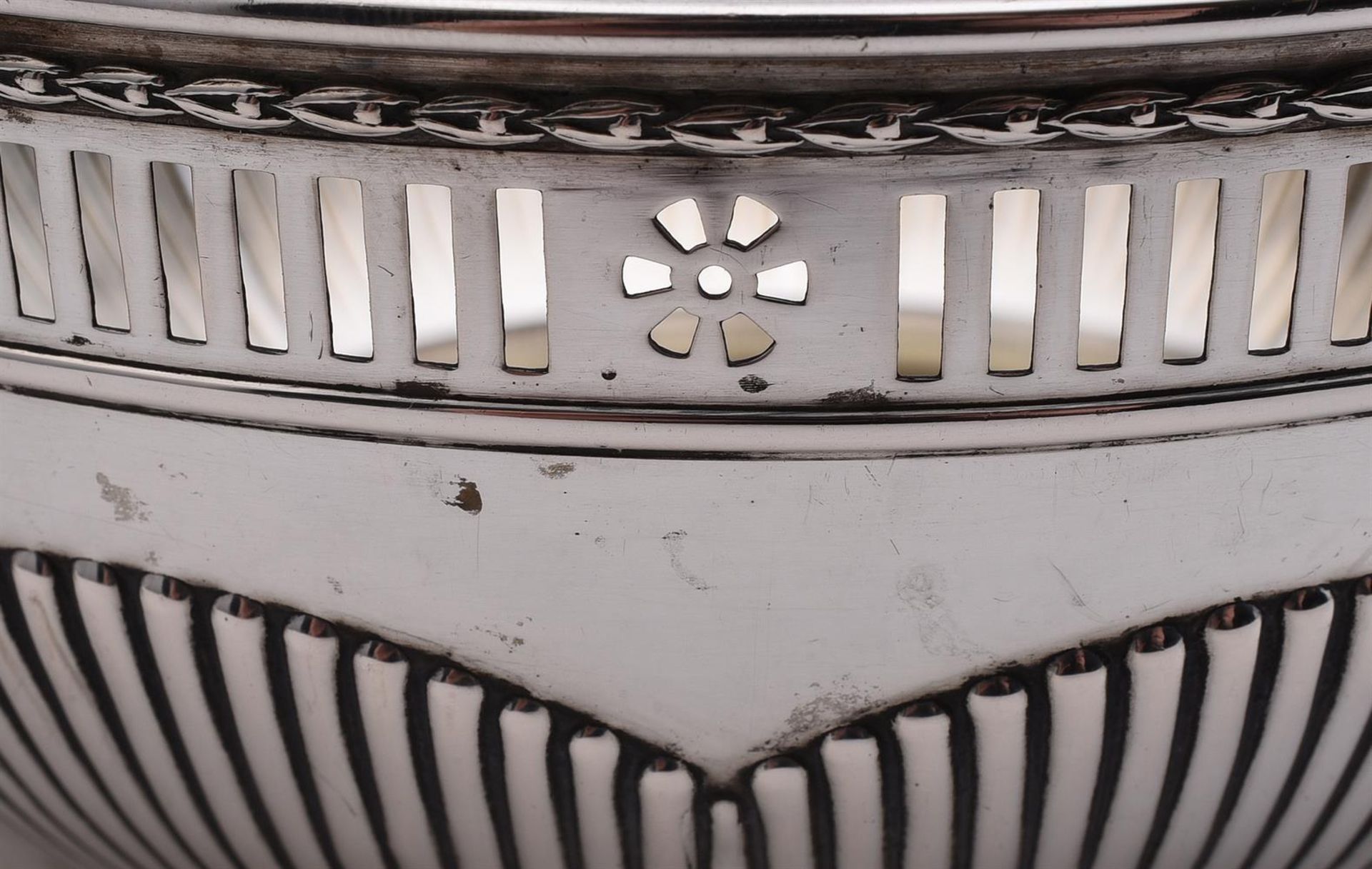 A GERMAN SILVER COLOURED SHAPED OVAL BOWL - Image 2 of 3