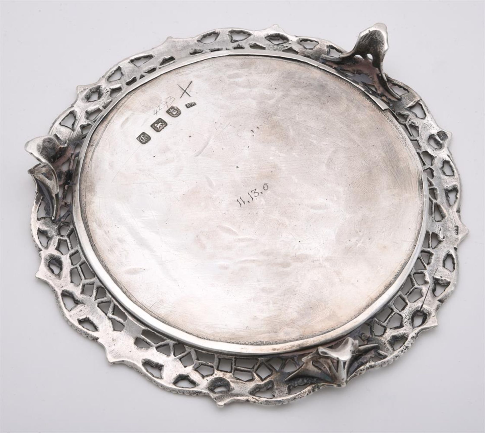 AN EARLY GEORGE III SILVER SHAPED CIRCULAR WAITER, RICHARD RUGG - Bild 4 aus 4