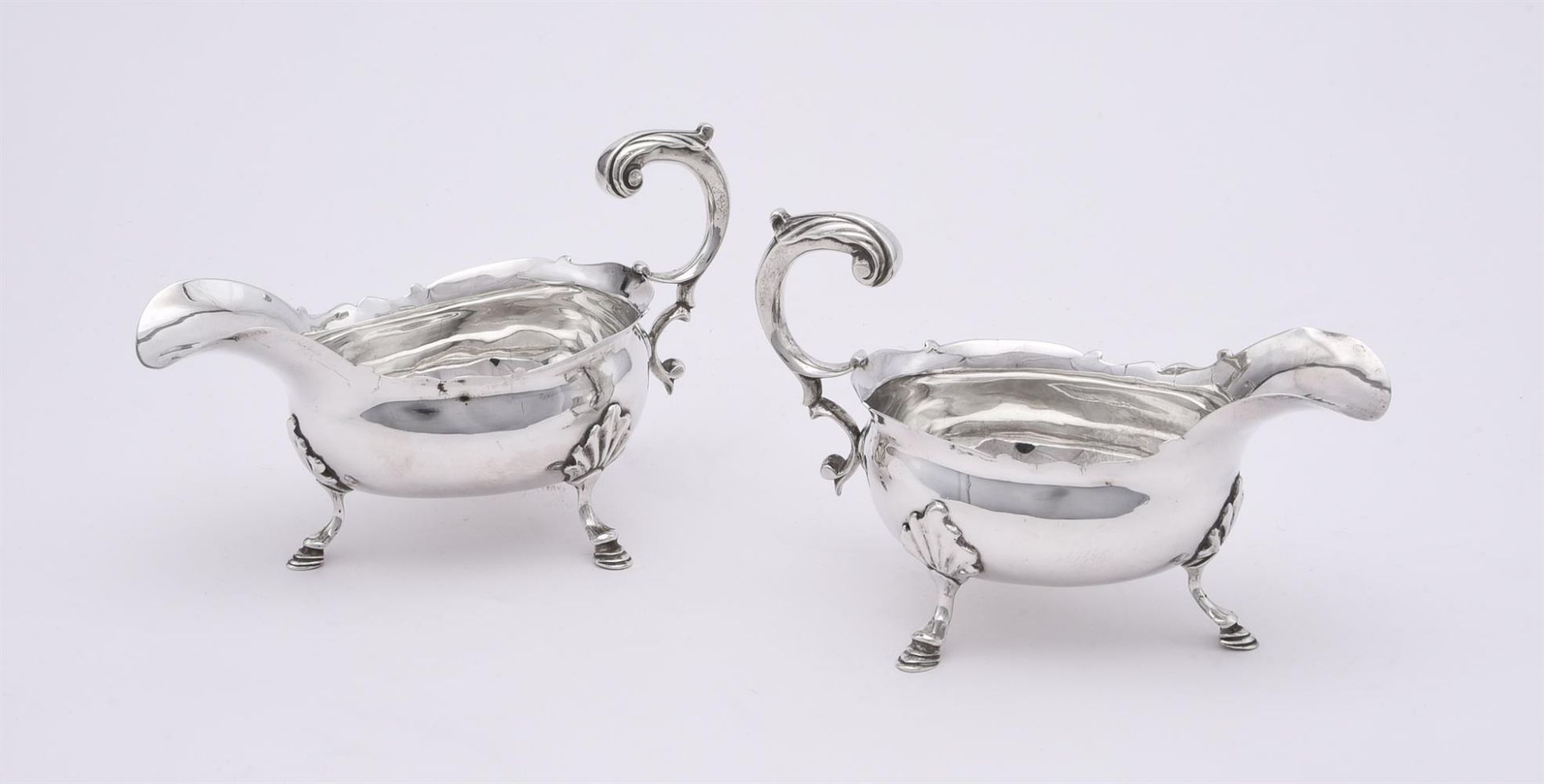 A PAIR OF GEORGE II SILVER SHAPED OVAL SAUCE BOATS - Bild 2 aus 3