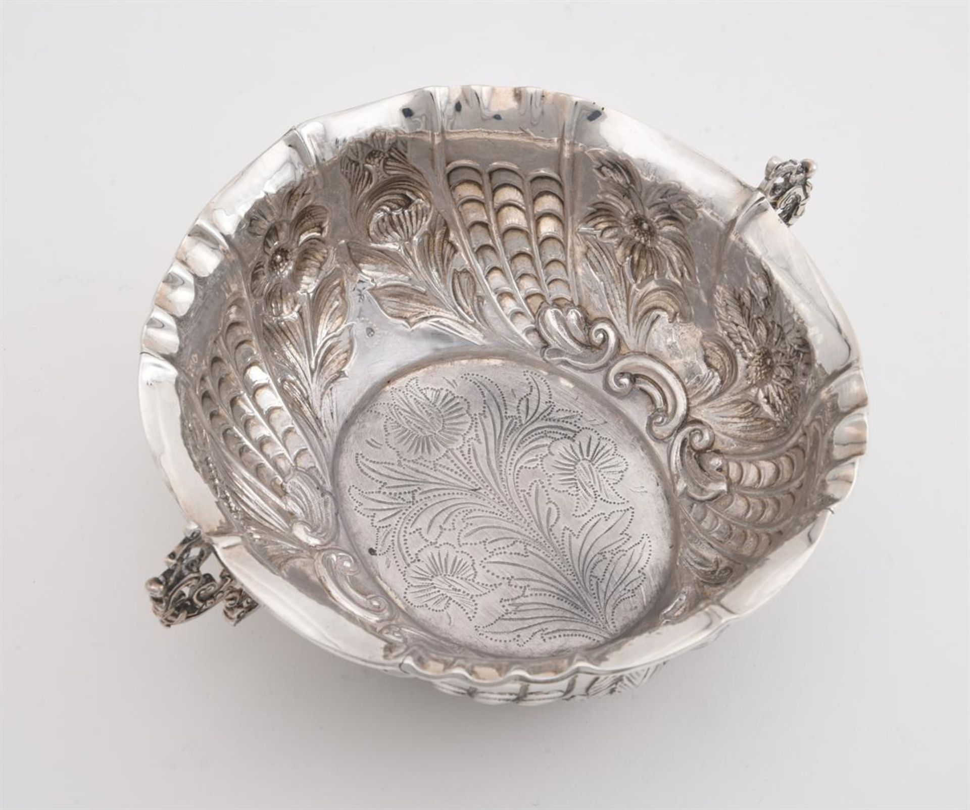 A VICTORIAN SILVER DISH IN THE DUTCH 17TH CENTURY STYLE, CHARLES STUART HARRIS - Image 3 of 5