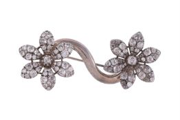 A DIAMOND DOUBLE FLOWER HEAD BROOCH