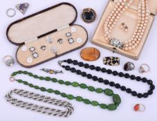 Y A SMALL COLLECTION OF JEWELLERY AND COSTUME JEWELLERY