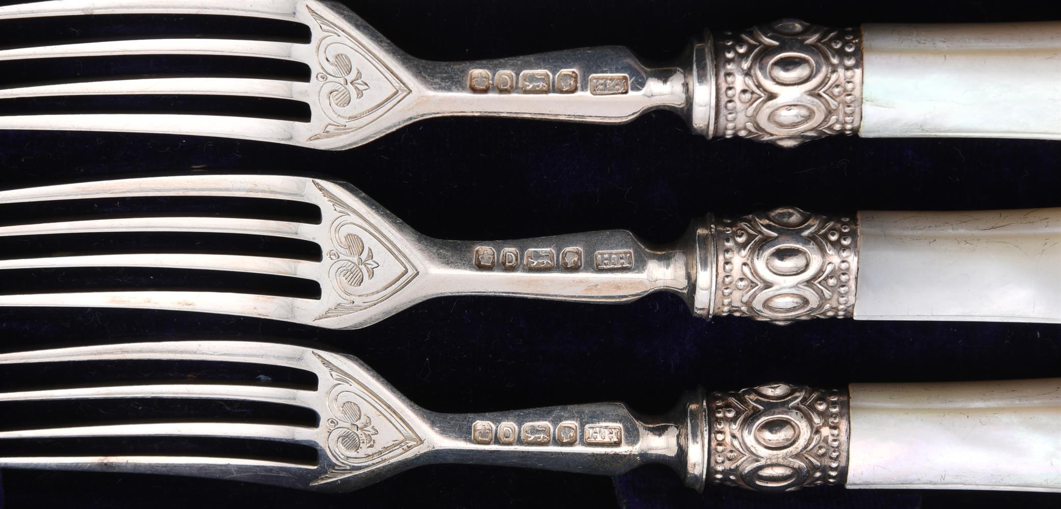 Y A VICTORIAN CASED SET OF TWELVE FRUIT KNIVES AND FORKS - Image 5 of 5