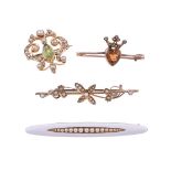 A SMALL COLLECTION OF EARLY 20TH CENTURY BROOCHES