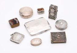 A COLLECTION OF SILVER AND SILVER COLOURED ITEMS