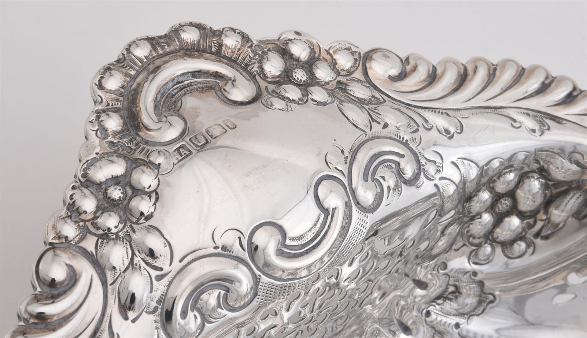 AN EDWARDIAN SILVER PIERCED AND EMBOSSED SHELL SHAPED DISH, ATKIN BROTHERS - Image 4 of 4