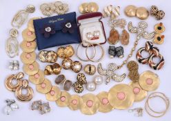 A COLLECTION OF COSTUME JEWELLERY