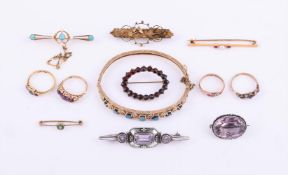 A SMALL COLLECTION OF ANTIQUE AND LATER JEWELLERY