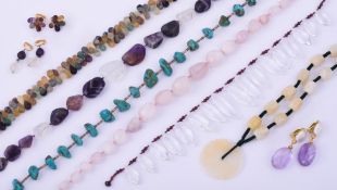 A SMALL COLLECTION OF HARDSTONE JEWELLERY