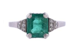 A FRENCH 1930S EMERALD AND DIAMOND RING