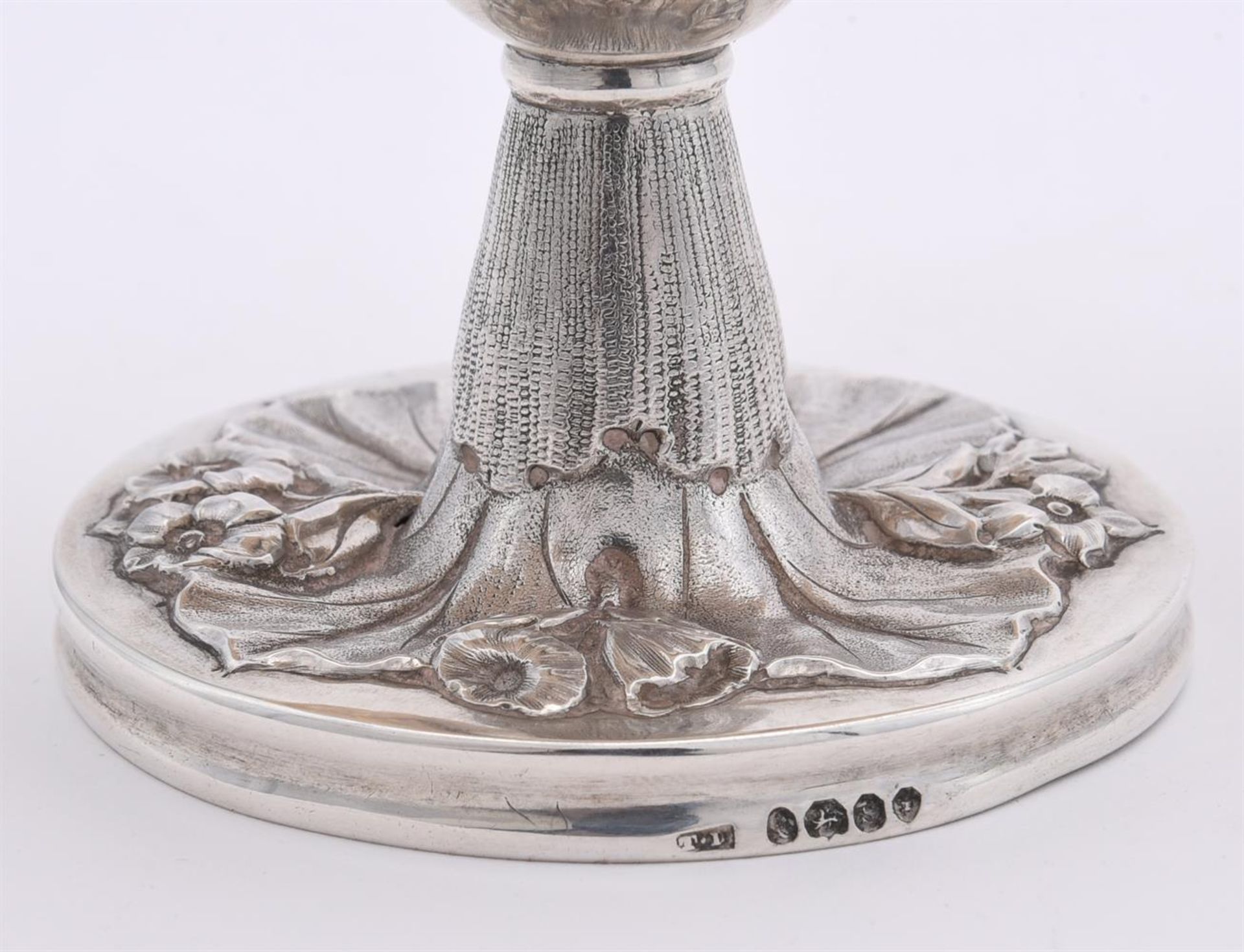 A WILLIAM IV SILVER AND SHELL MOUNTED TAPERSTICK - Image 4 of 4