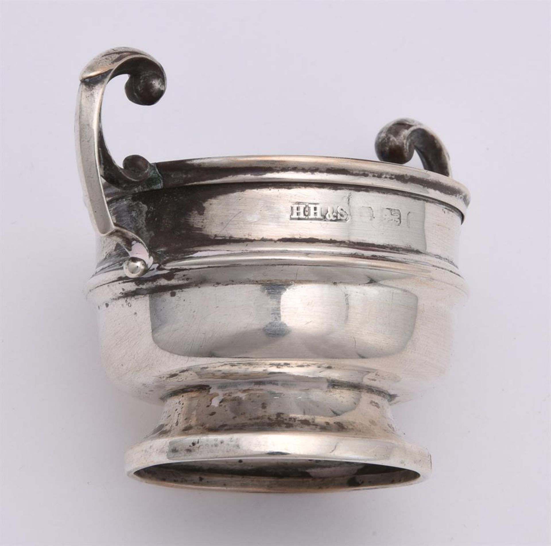 A CASED SET OF FOUR EDWARDIAN SILVER TWIN HANDLED SALTS - Image 2 of 2