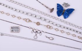 A SMALL COLLECTION OF SILVER COLOURED JEWELLERY
