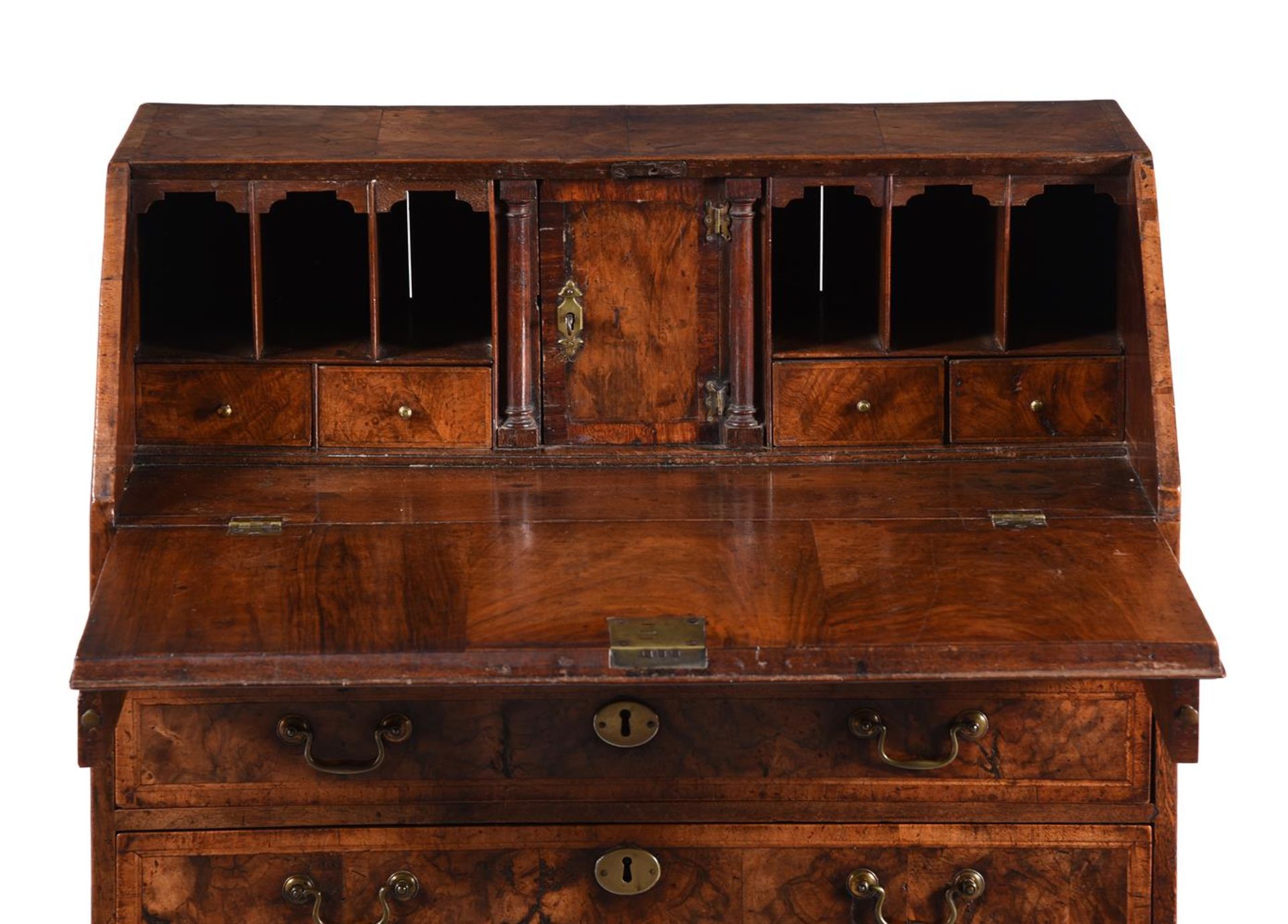 A GEORGE II WALNUT, FEATHER BANDED AND CROSS BANDED BUREAU, CIRCA 1730 - Bild 3 aus 4