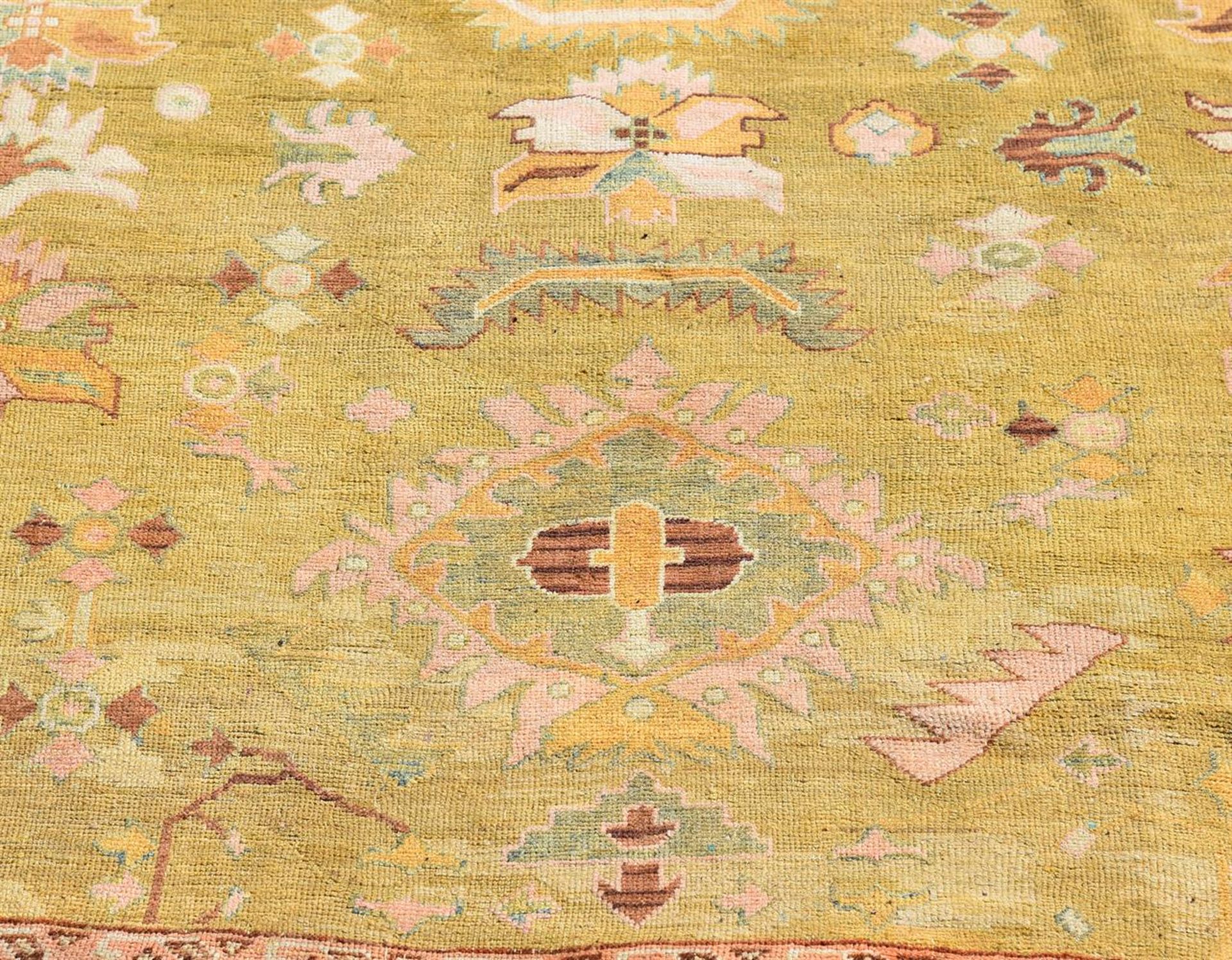 AN USHAK CARPET, approximately 545 x 392cm - Bild 3 aus 5