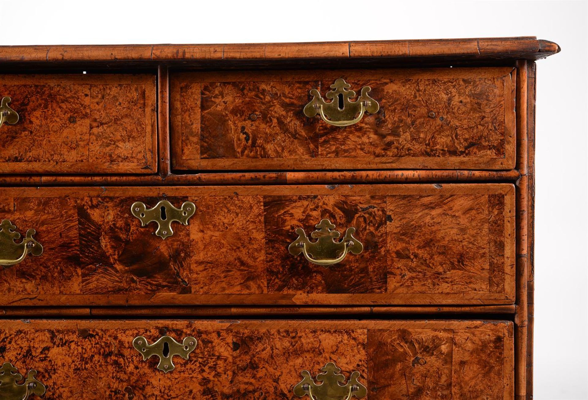 A QUEEN ANNE MULBERRY AND FEATHER BANDED CHEST OF DRAWERS, CIRCA 1710 - Image 4 of 5