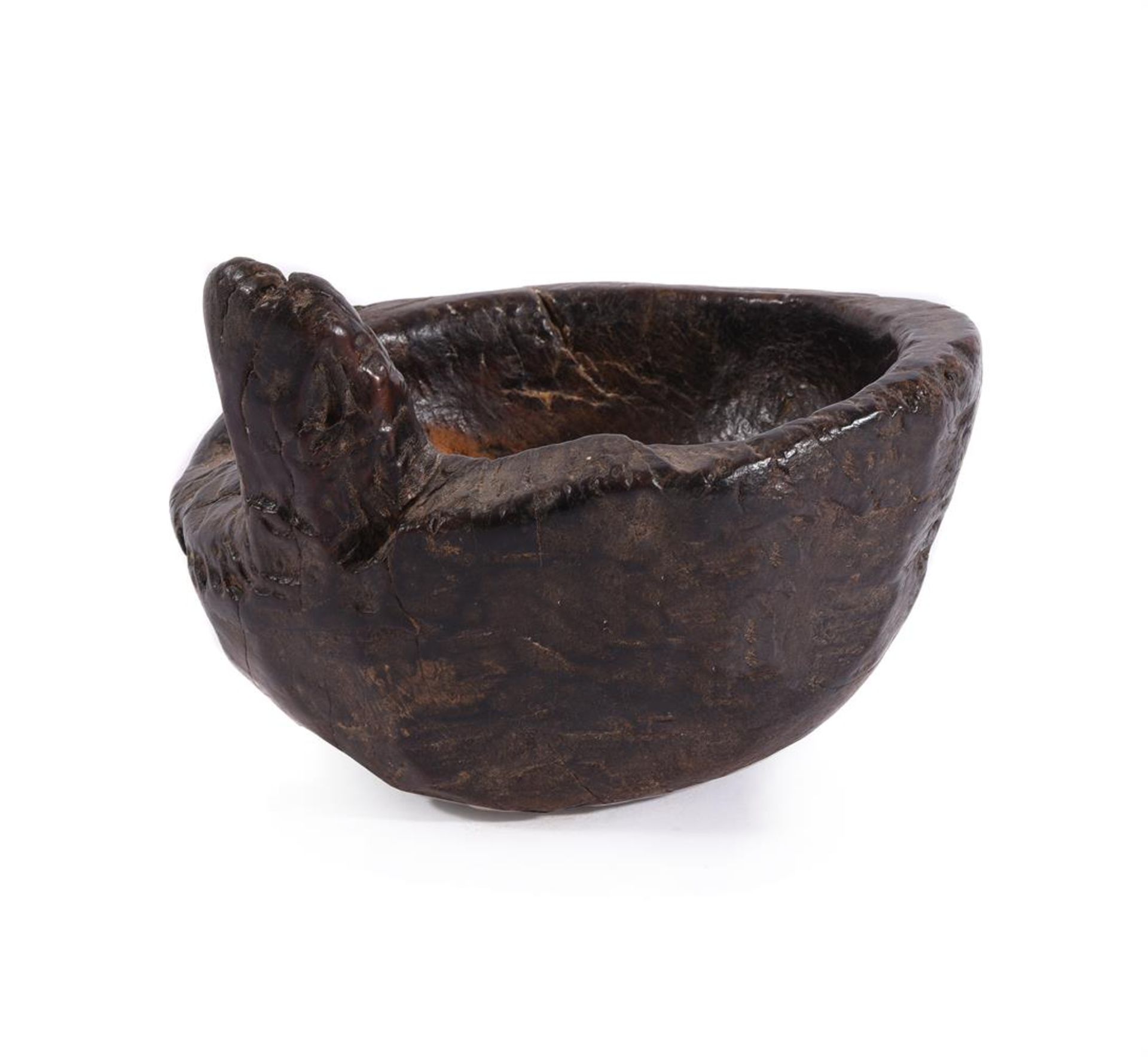 A TREEN BOWL OF PIGGIN FORM, POSSIBLY IRISH, 18TH OR 19TH CENTURY - Bild 2 aus 3