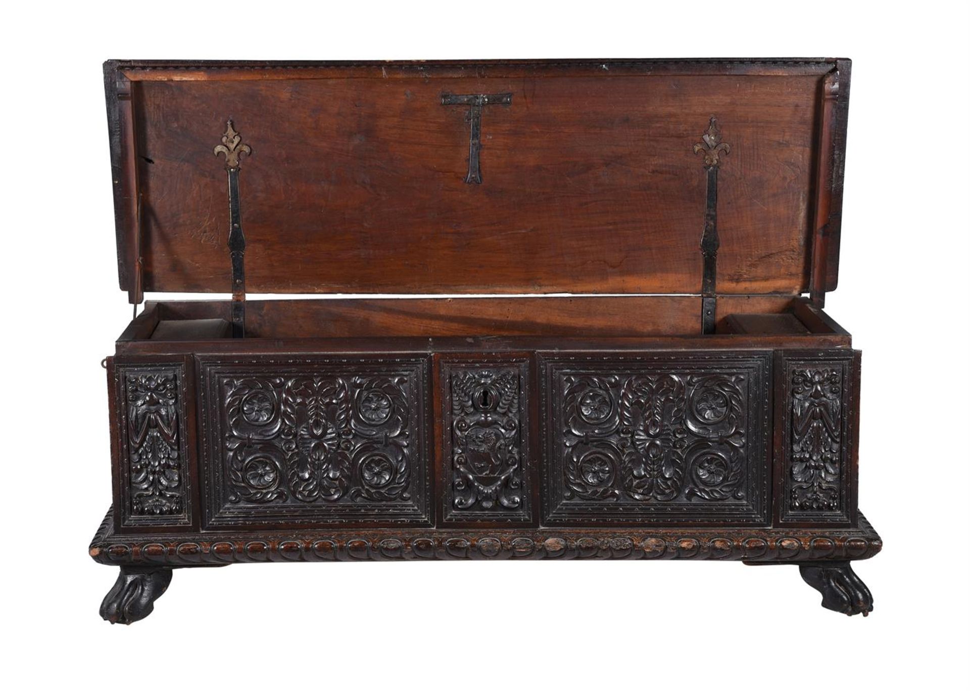 AN ITALIAN CARVED WALNUT CASSONE, CIRCA 1600 - Bild 3 aus 5