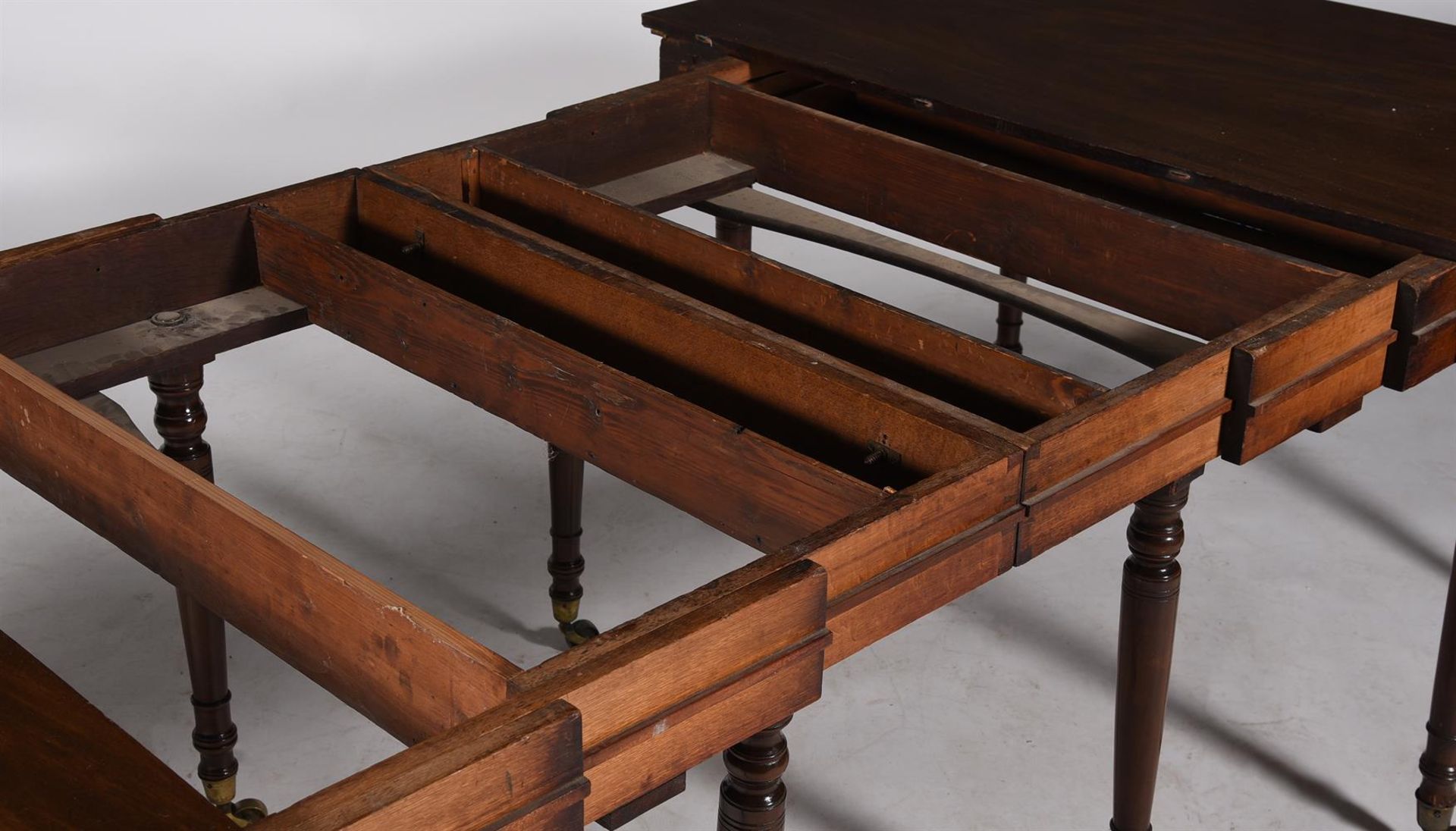 A LATE GEORGE III MAHOGANY TELESCOPIC EXTENDING DINING TABLE, CIRCA 1810 - Image 3 of 5