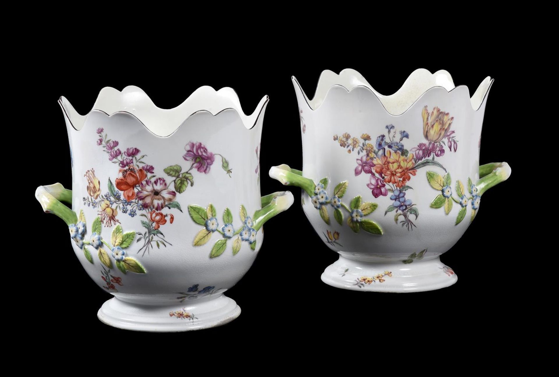 A PAIR OF CHELSEA POLYCHROME PORCELAIN TWO-HANDLED BOTTLE COOLERS, CIRCA 1756 - Bild 4 aus 8