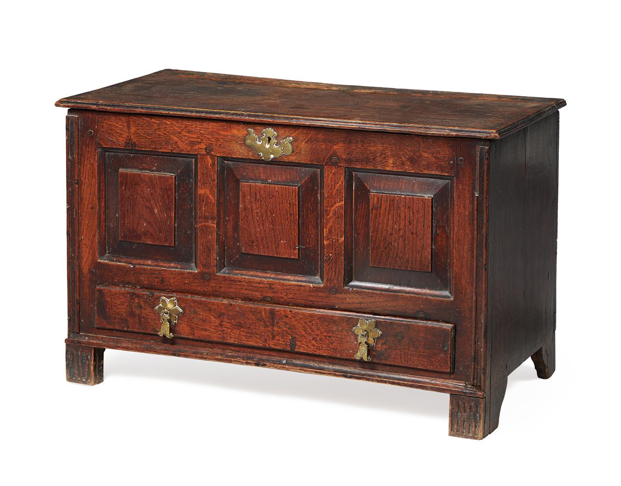 A WELSH OAK COFFER BACH, SECOND HALF 18TH CENTURY