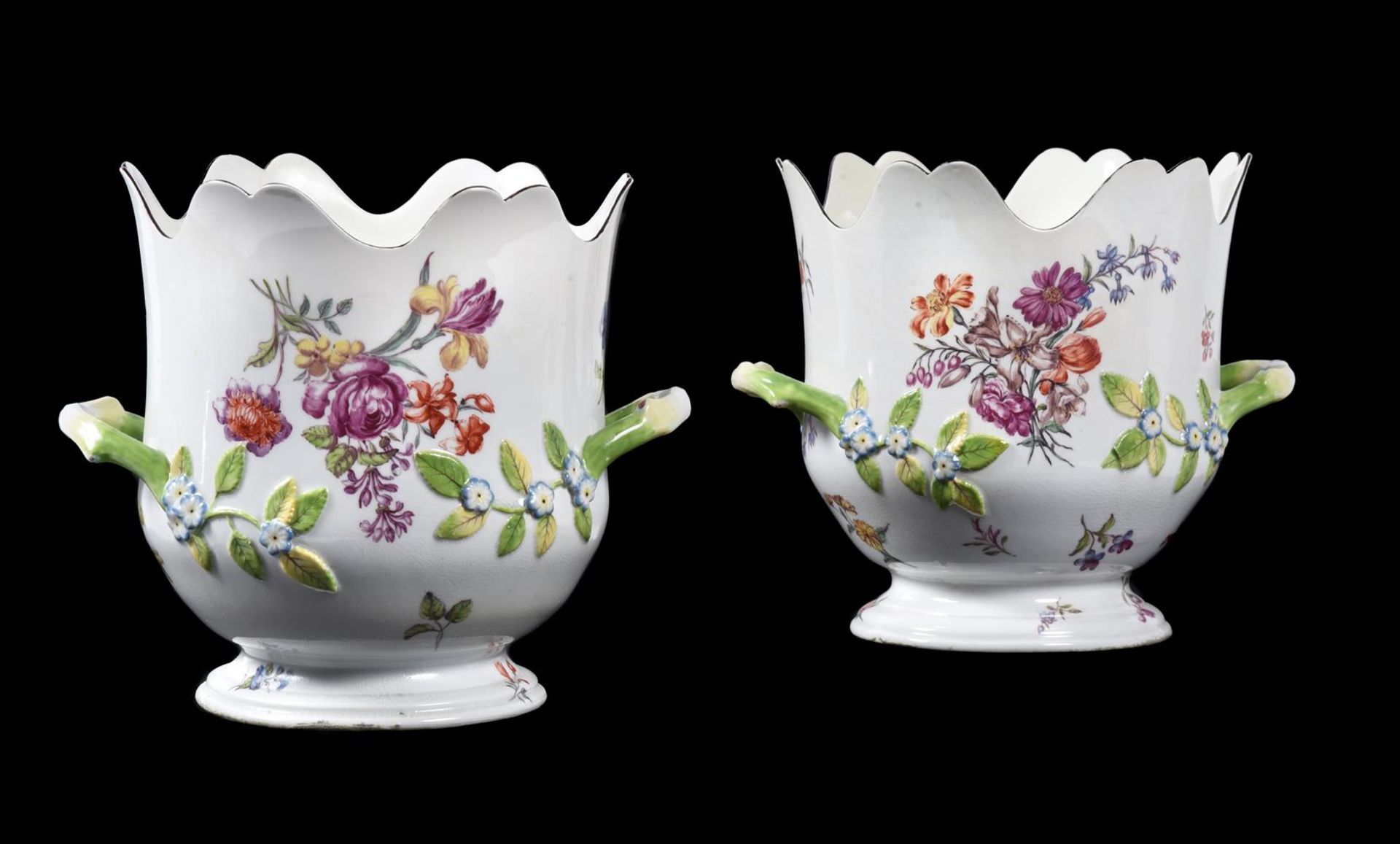 A PAIR OF CHELSEA POLYCHROME PORCELAIN TWO-HANDLED BOTTLE COOLERS, CIRCA 1756 - Bild 5 aus 8