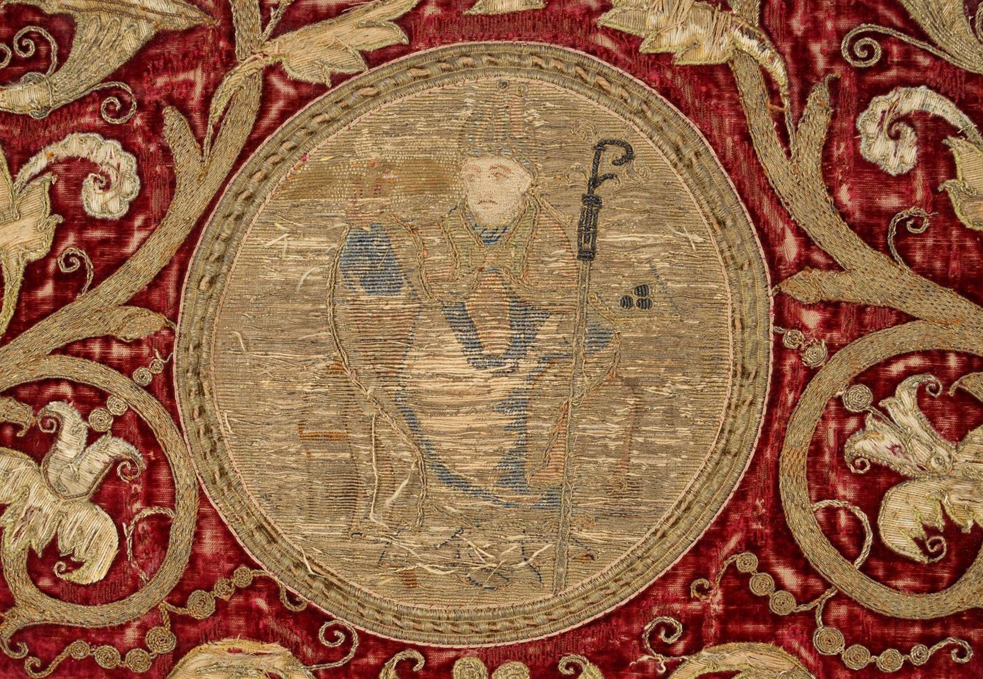 TEXTILES TO INCLUDE EARLY ORPHREY FRAGMENTS, LATE 16TH CENTURY AND LATER - Bild 3 aus 8