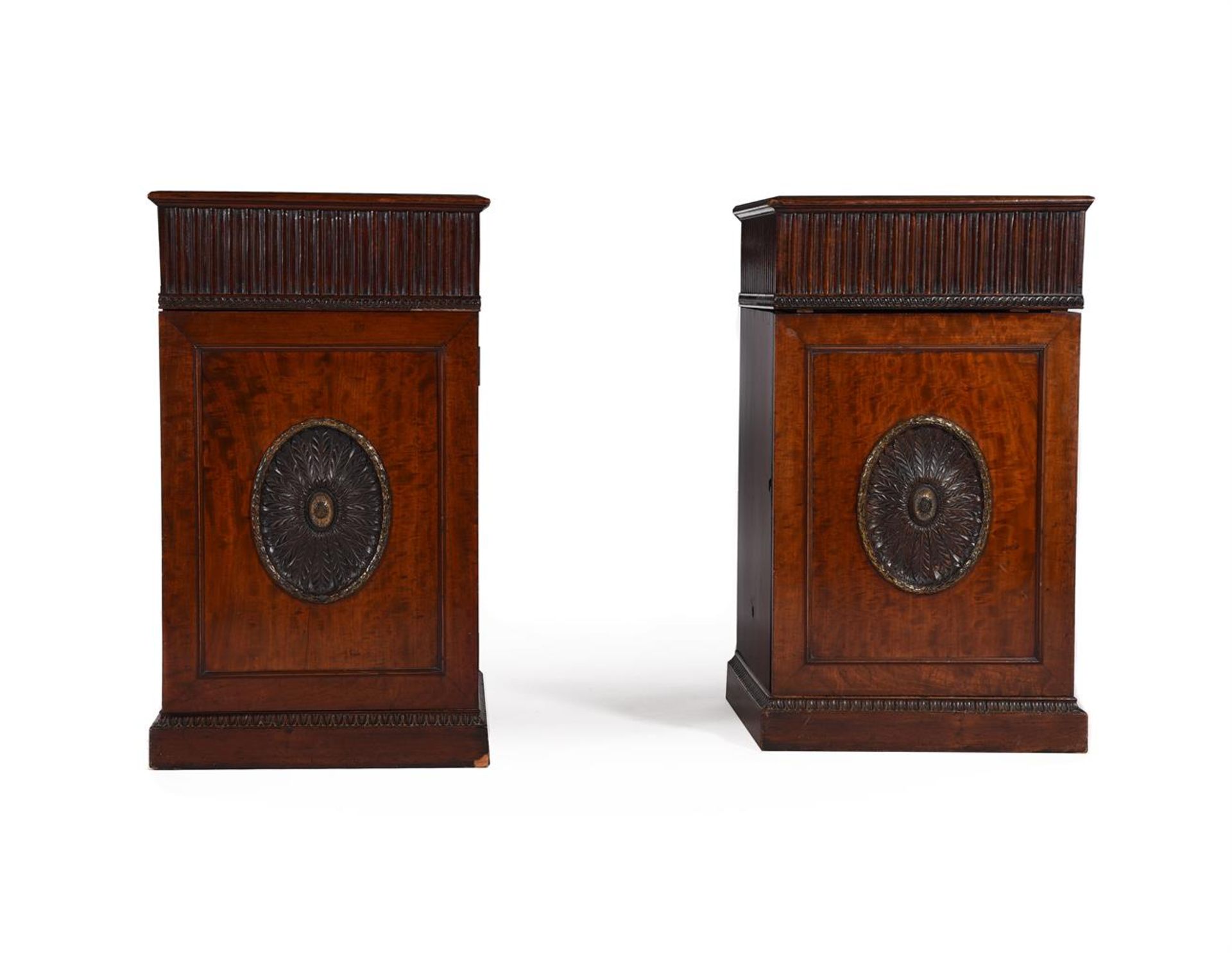 A PAIR OF GEORGE III MAHOGANY AND PARCEL GILT PEDESTAL CUPBOARDS, LATE 18TH CENTURY - Bild 2 aus 7